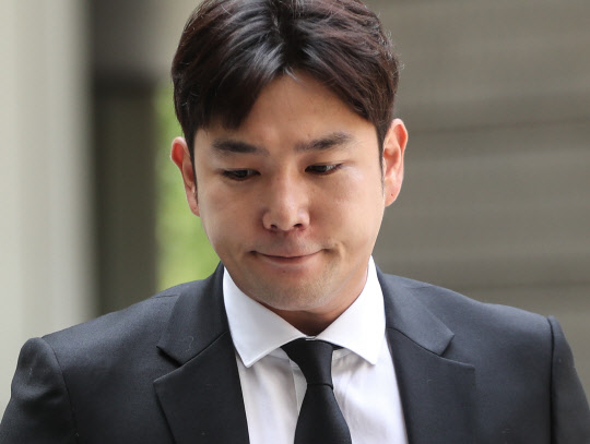 음주운전 사고 혐의로 벌금 700만 원에 약식기소된 그룹 '슈퍼주니어'의 강인이 지난 17일 서울 서초구 서울중앙지방법원에서 열린 1차 공판에 출석하고 있다. 사진=연합뉴스